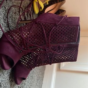 Guess heels size 8. An amazing pair of shoes in like new condition.